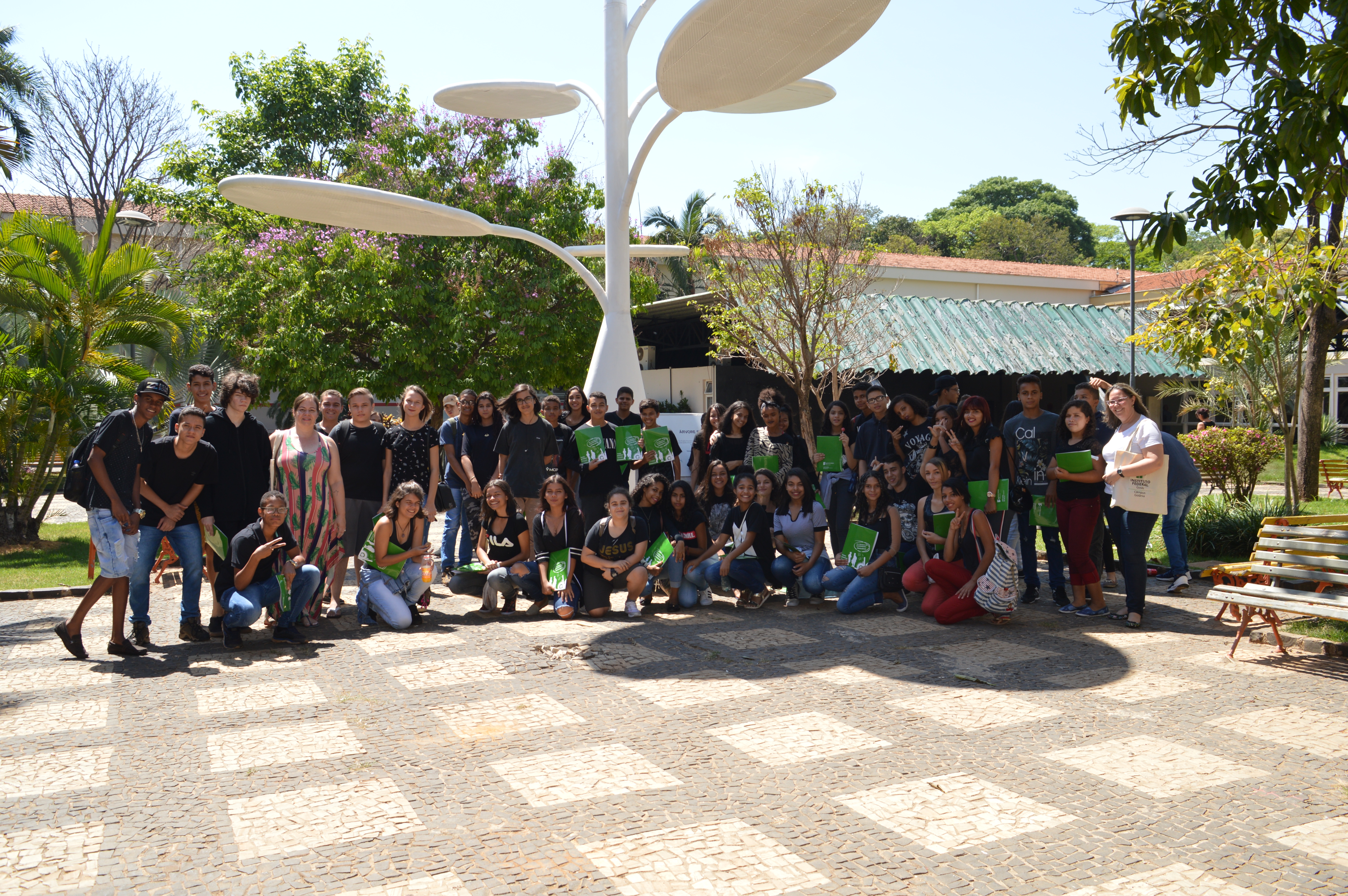 Estudantes e professoras da Escola Municipal João Braz, que participaram da maratona do projeto Conhecendo o IFG no dia 26 de setembro.